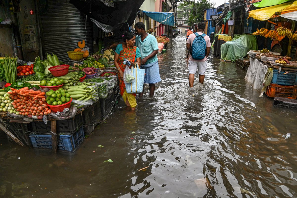 कोलकाता में भयंकर बारिश से तबाही, करंट लगने से 7 लोगों की मौत