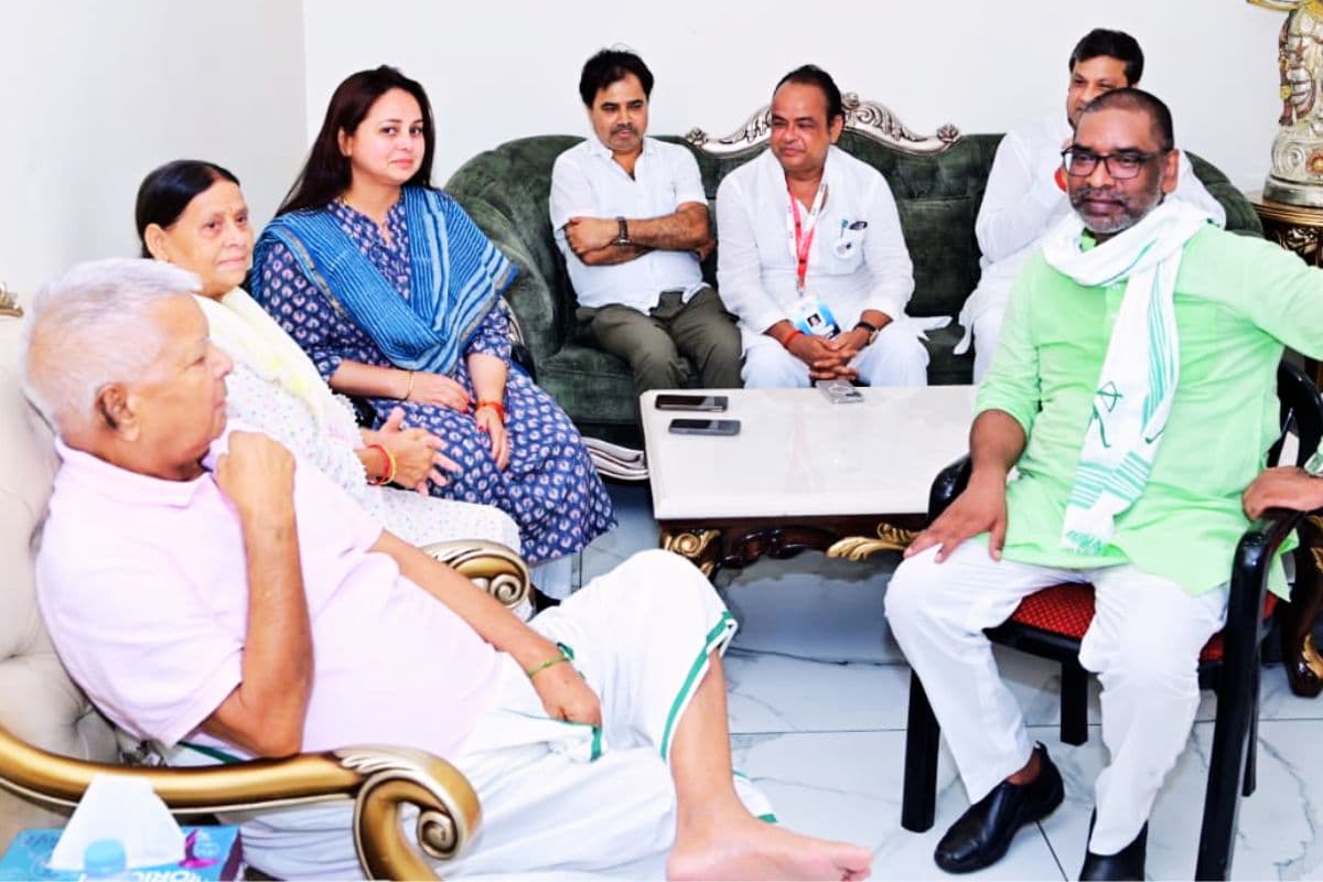 पटना में राजद सुप्रीमो से मिले हेमंत सोरेन, बोले- संघर्ष और न्याय की राजनीति के प्रतीक हैं लालू प्रसाद