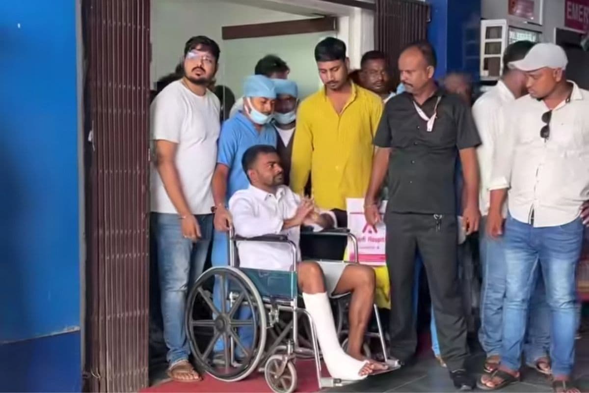 विधायक जयराम महतो पैर में दर्द से थे परेशान, डॉक्टरों ने किया प्लास्टर, आराम करने की दी सलाह
