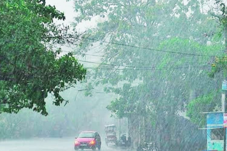 Rain in Jharkhand: झारखंड के कई हिस्सों में भारी बारिश, 4 जिलों के लिए ‘येलो अलर्ट’