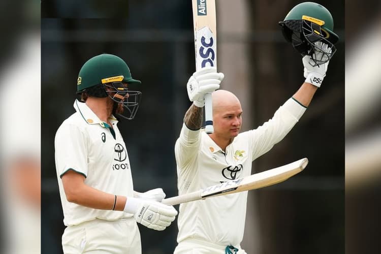 कोंस्टास के बाद इस बल्लेबाज ने भी जड़ा शतक, RCB के लिए खेल चुके बैटर ने 22 चौके-छक्के से मचाया तहलका