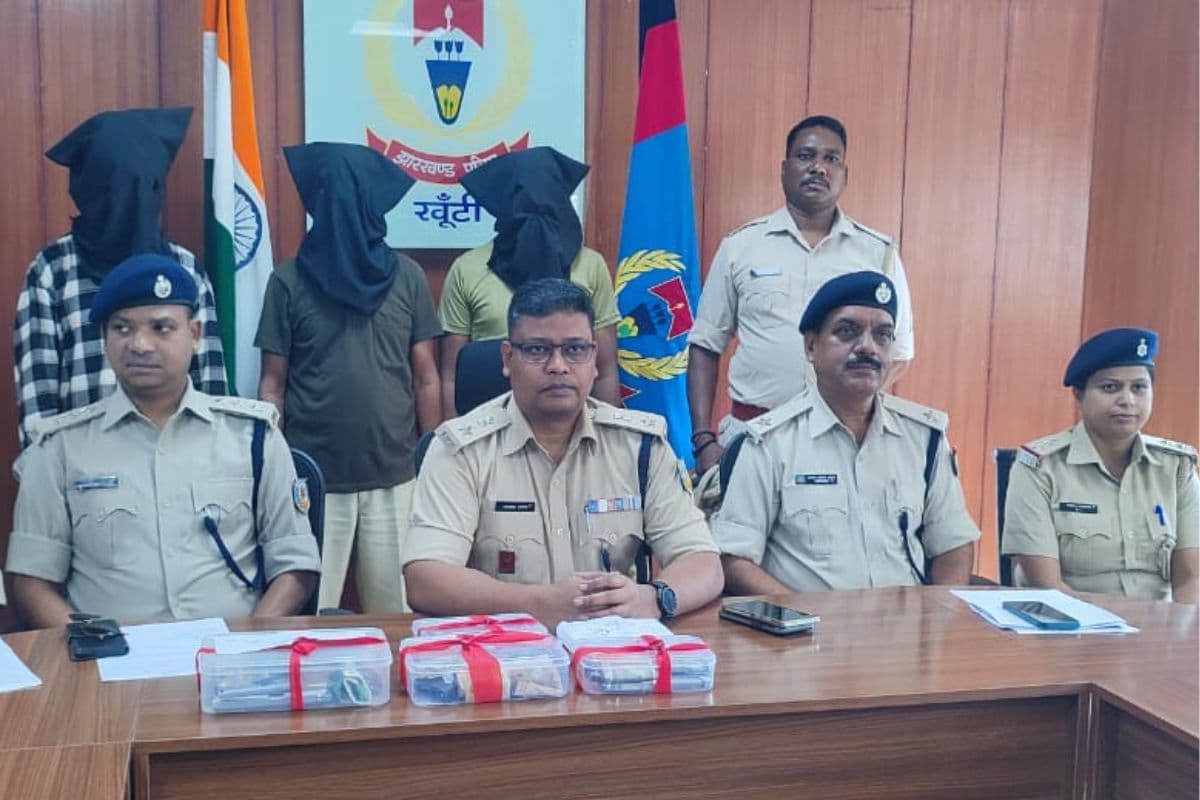 अवैध हथियार की खरीद-बिक्री करनेवाले गिरोह का भंडाफोड़, खूंटी से हथियार के साथ तीन अरेस्ट, रांची के हैं सभी आरोपी