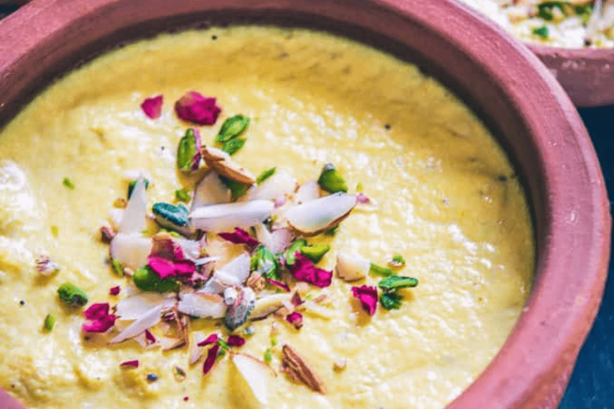 Navratri Bhog Recipe: नवरात्रि के पहले दिन मां दुर्गा को चढ़ाएं केसर फिरनी, जानें आसान रेसिपी