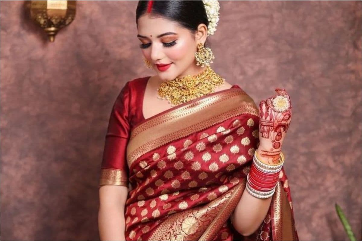 Latest Navratri Red Saree Designs: नवरात्रि के लिए लेटेस्ट रेड साड़ी डिजाइन जो आपके लुक को बनाएंगे परफेक्ट