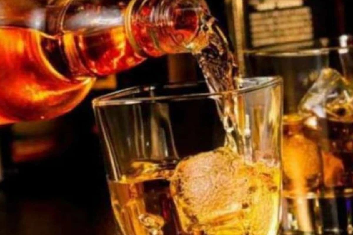 Patna Police: पटना में पुलिस लिखी बोलेरो से 1020 लीटर शराब बरामद, तस्कर मौके से फरार