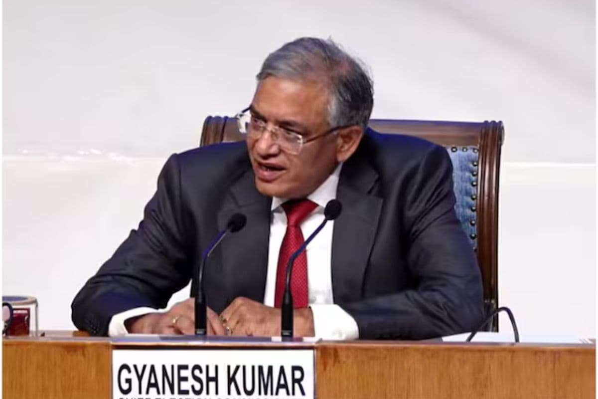 निर्वाचन आयोग का आया नया नियम, डाक मतपत्र की गिनती पूरी होने के बाद ही खुलेगा EVM का ‘आखिरी पन्ना’