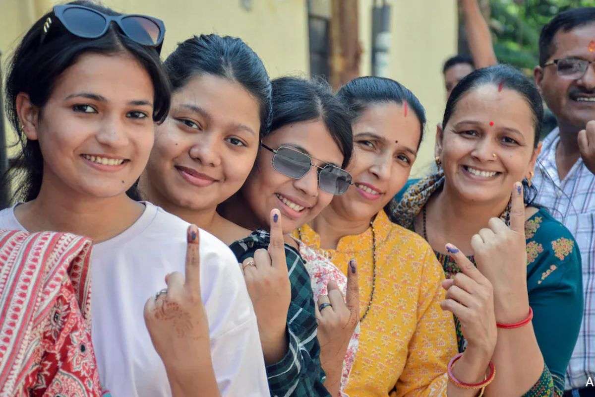 Bihar: SIR के बाद फाइनल वोटर लिस्ट में जुड़े 21 लाख नए वोटर, करीब 70 लाख वोटरों का नाम हटा
