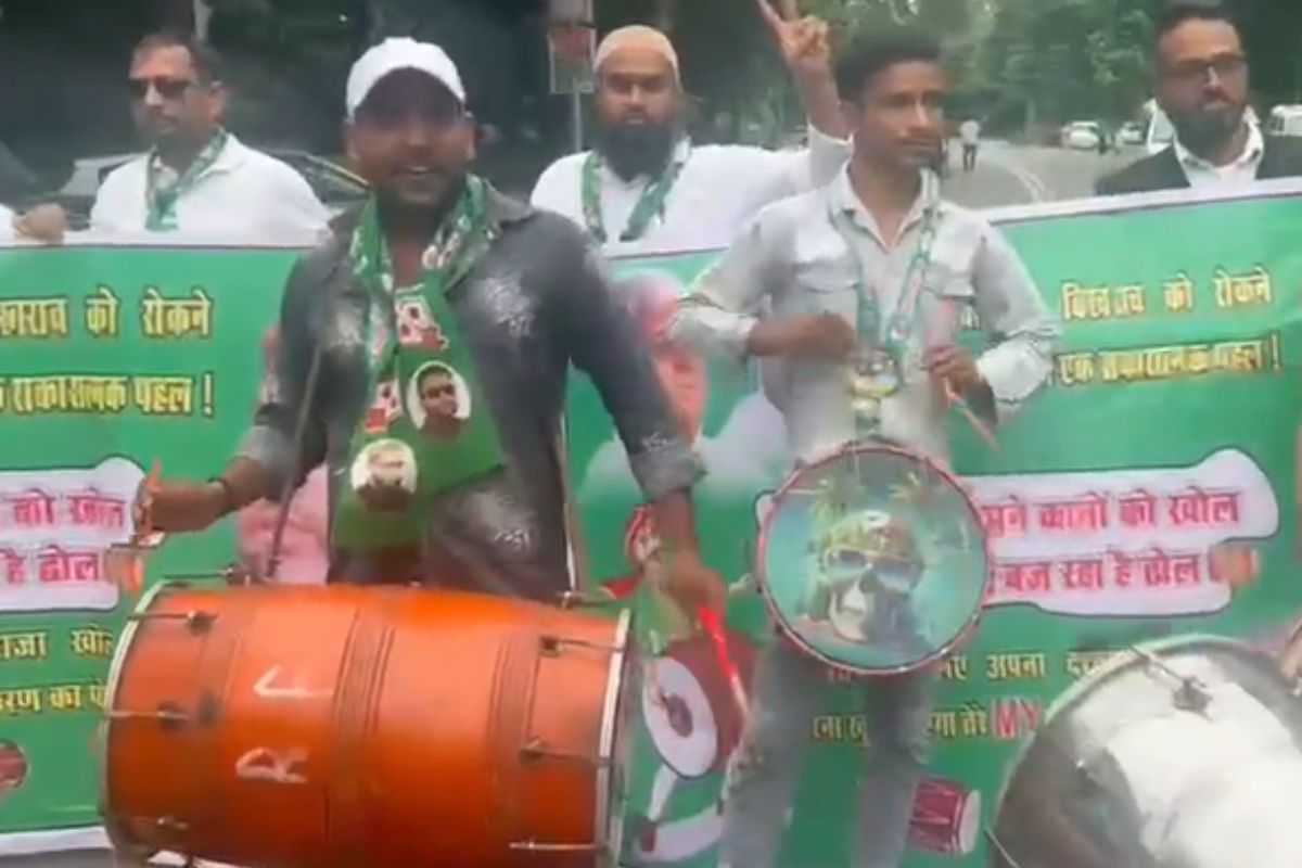 Bihar Election 2025: महागठबंधन में शामिल होने के लिए AIMIM बेताब, राबड़ी आवास के बाहर बजवाया ढ़ोल