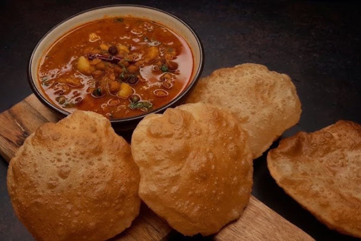 Vishwakarma Puja Special Puri Chana Ki Sabji: सिर्फ हलवा, मिठाई नहीं, पूरी और चना की सब्जी का भी लगता है भगवान विश्वकर्मा को भोग, जानिए आसान रेसिपी