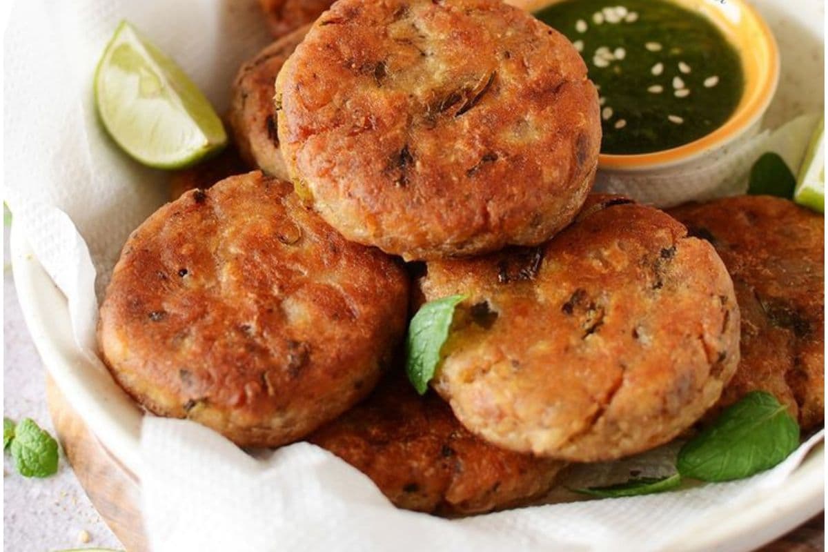 Raw Banana Tikki Recipe: मिनटों में बनाएं कच्चे केले की सुपर क्रिस्पी और हेल्दी टिक्की