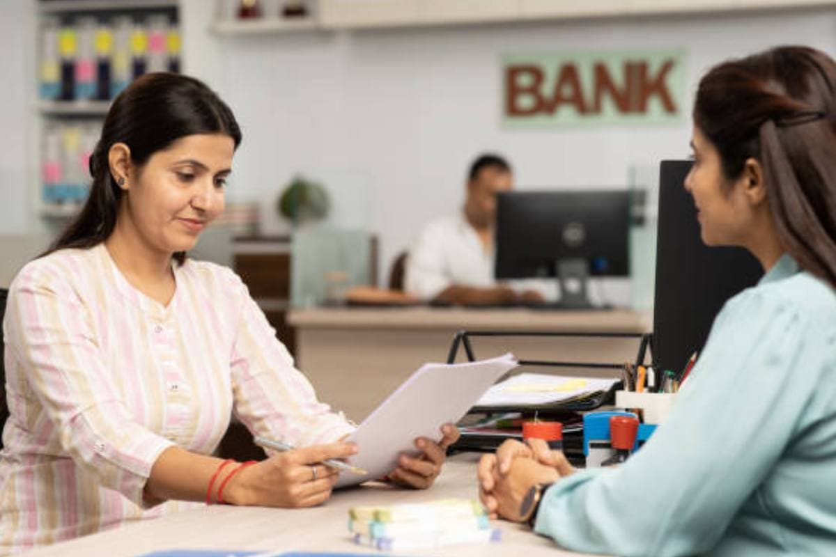 Sarkari Naukri: बैंक में बिना किसी परीक्षा के ऑफिसर बनने का सुनहरा मौका, 1 लाख तक मिलेगा वेतन
