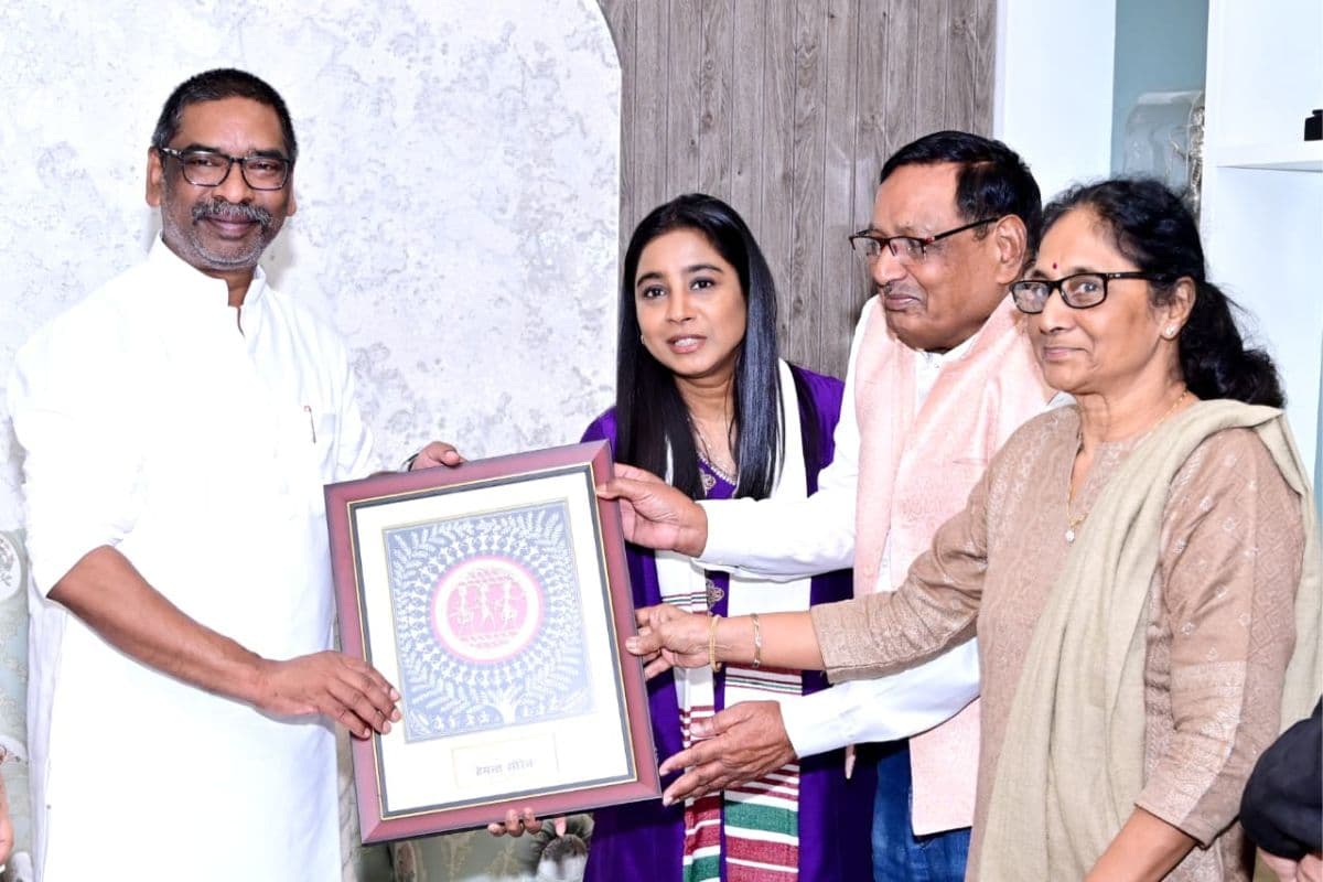 71वें राष्ट्रीय फिल्म पुरस्कार में बेस्ट फीमेल सिंगर का पुरस्कार जीतने के बाद सीएम हेमंत सोरेन से मिलीं बॉलीवुड सिंगर शिल्पा राव