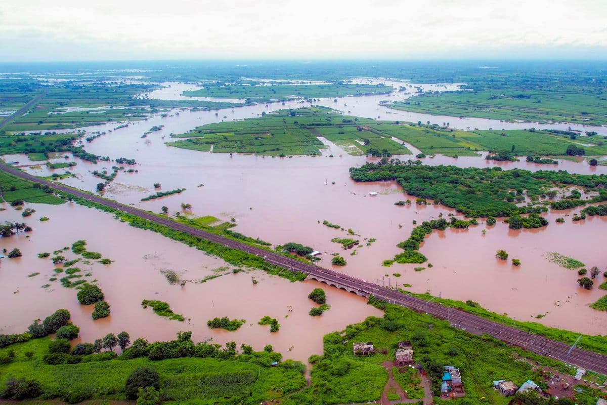 महाराष्ट्र में बारिश से भारी तबाही, मराठवाडा में 8 की मौत, बाढ़ग्रस्त सोलापुर में 30 को बचाया गया