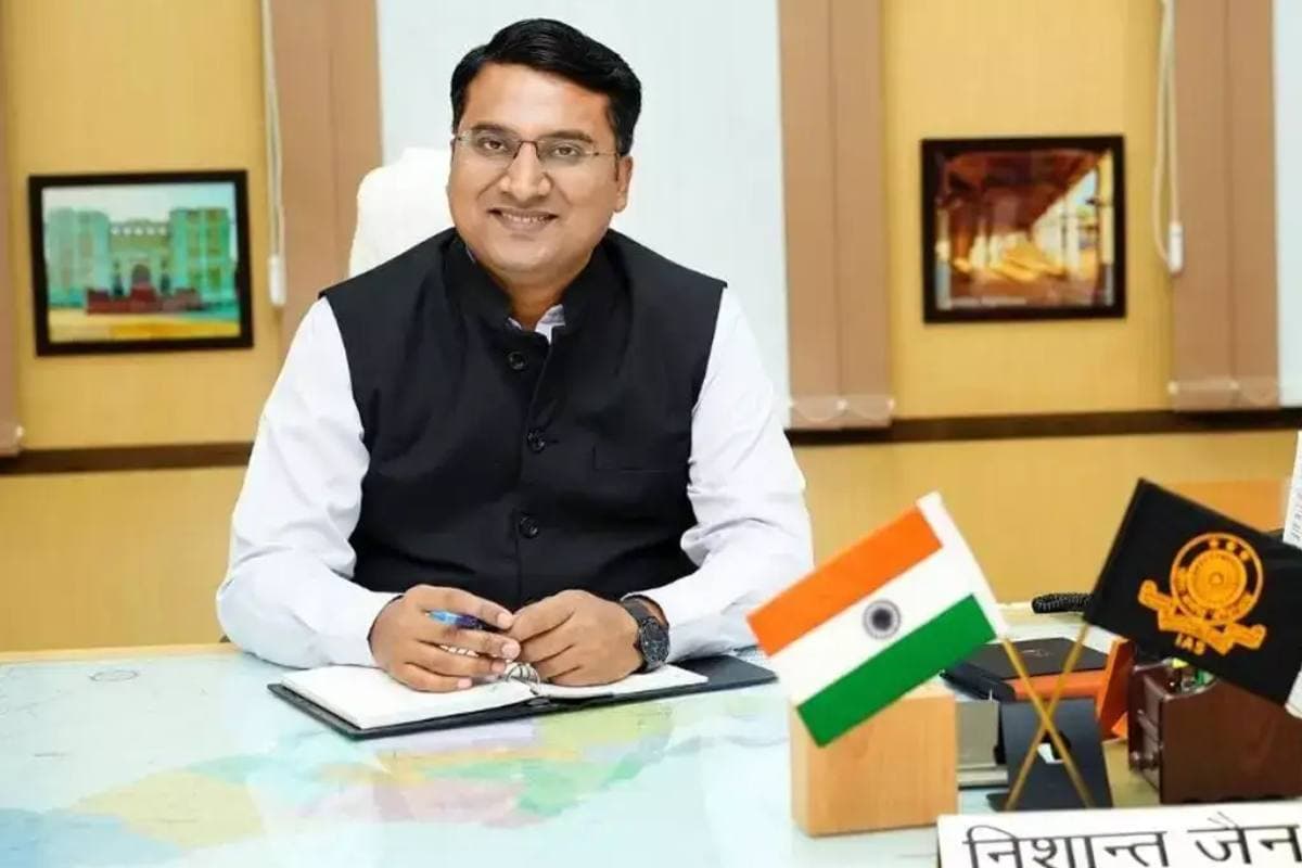 Success Story: हिंदी मीडियम का कमाल! डाकघर की नौकरी छोड़ IAS बने निशांत जैन