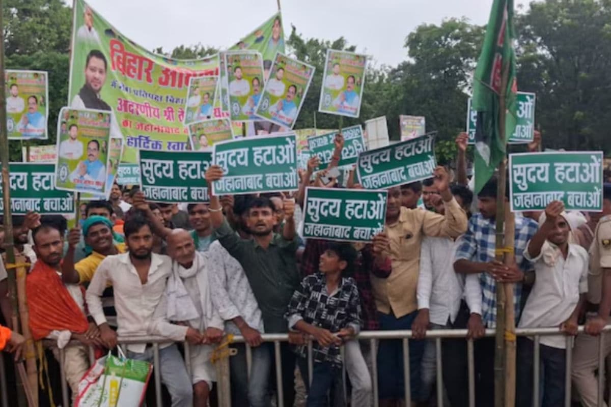 Tejashwi Yadav: तेजस्वी से बैर नहीं, सुदय की खैर नहीं, बिहार अधिकार यात्रा में फूटा राजद समर्थकों का गुस्सा Tejashwi Yadav: तेजस्वी से बैर नहीं, सुदय की खैर नहीं, बिहार अधिकार यात्रा में फूटा राजद समर्थकों का गुस्सा