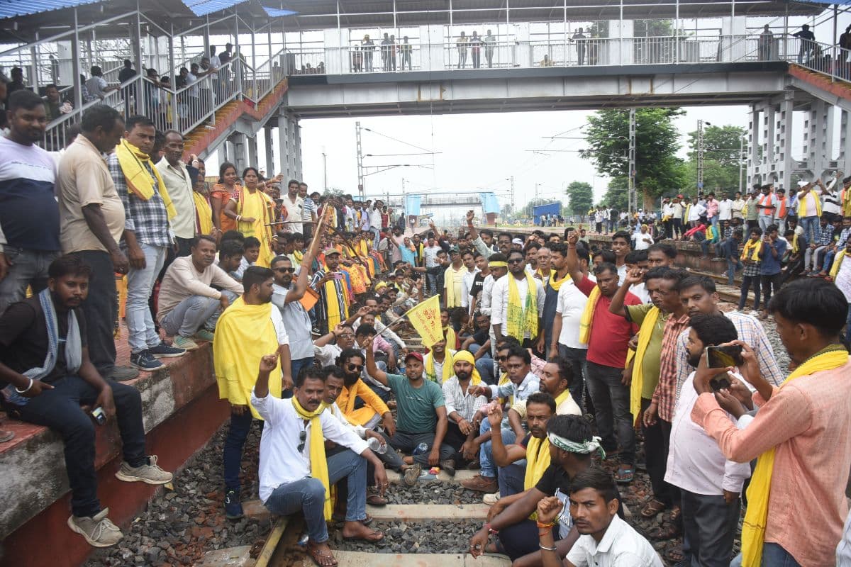Kurmi Andolan: वंदेभारत एक्सप्रेस समेत कई ट्रेनें घंटों रुकी रहीं, फंसे रहे यात्री, टाटानगर स्टेशन पर जमकर हंगामा