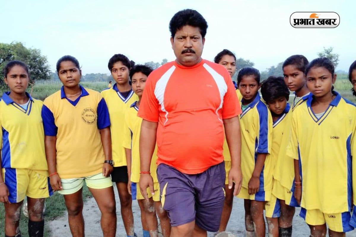 Sports Academy के जरिए गरीब बच्चियों को Football में कर रहे ट्रेन, लोगों ने कहा भला बुरा पर नहीं मानी हार