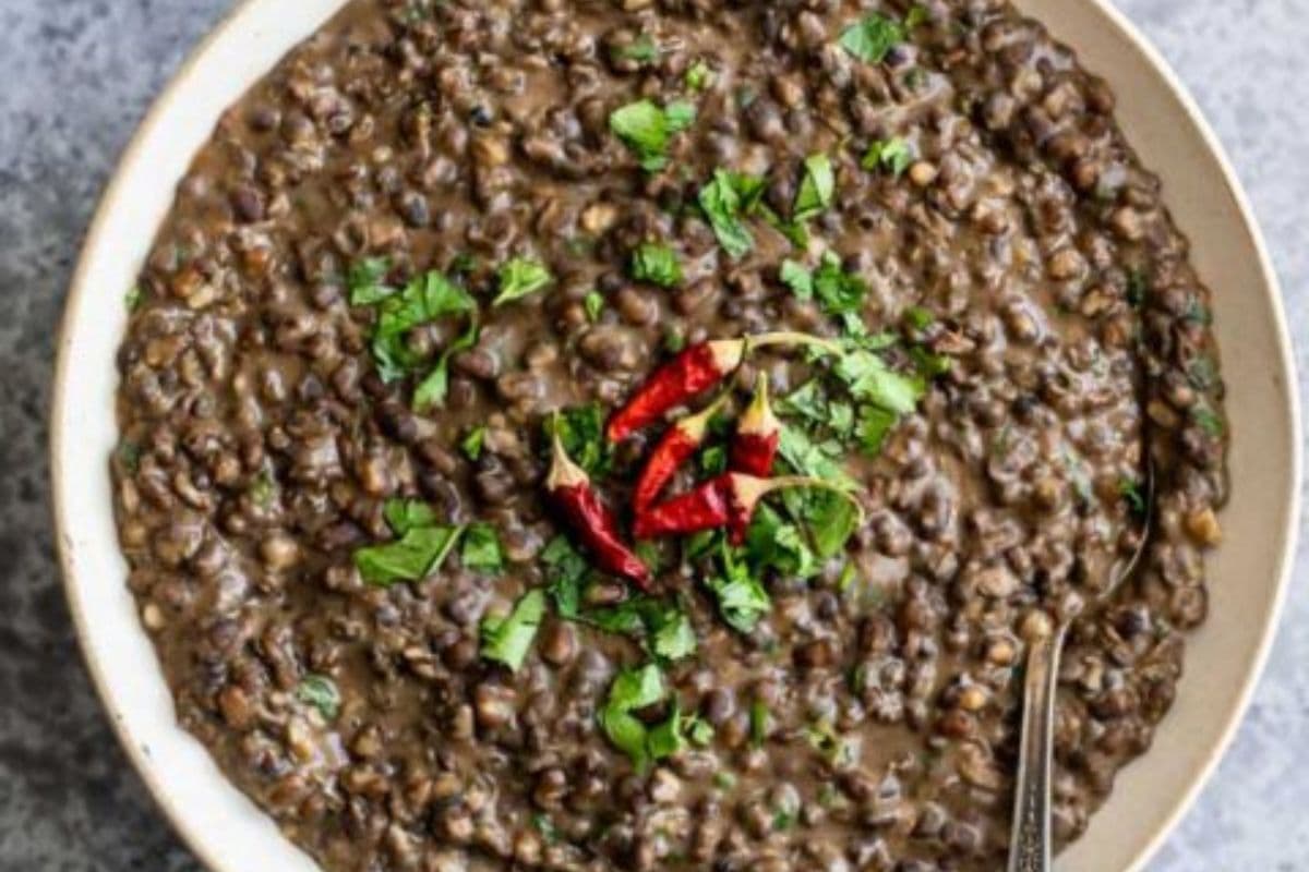 Urad Dal Recipe: रोटी, चावल के साथ बनाएं ये स्वादिष्ट उड़द दाल, घरवाले नहीं भूल पाएंगे स्वाद