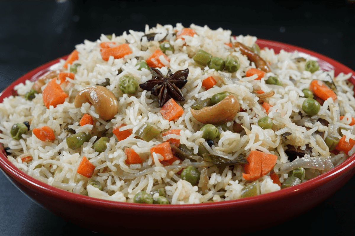 Veg Pulao Recipe: डिनर में चाहिए झटपट और खास, तो बनाएं रेस्टोरेंट जैसा स्वादिष्ट वेज पुलाव
