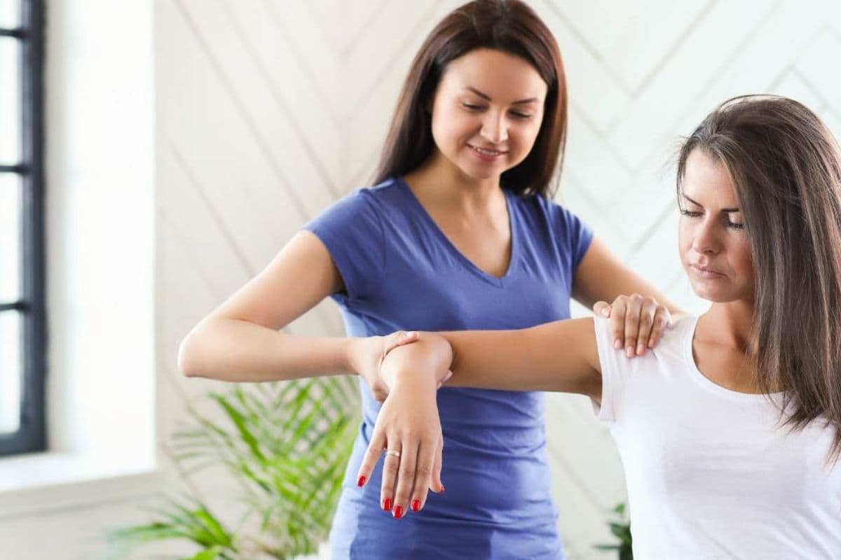 World Physiotherapy Day: ऑफिस में बैठकर काम करने वालों के लिए Physiotherapist की खास Tips