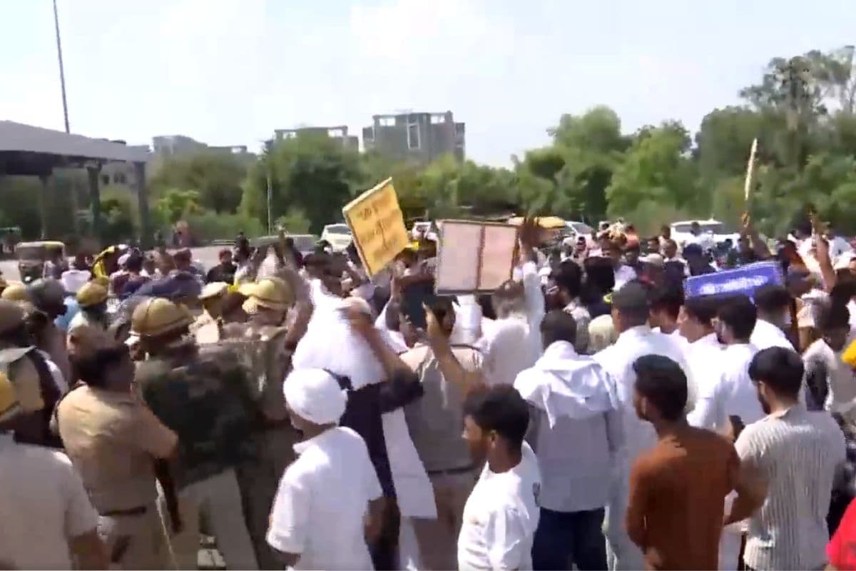 120 Bahadur फिल्म के टाइटल पर यादव समुदाय का बवाल, '120 बहादुर अहीर' करने की मांग, सड़कों पर उग्र प्रदर्शन