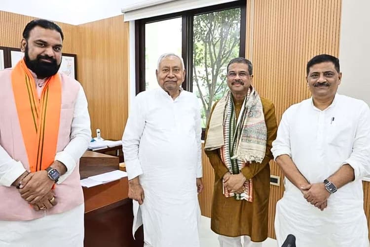 Bihar Election 2025: सीएम नीतीश से मिले धर्मेंद्र प्रधान, NDA में सीट शेयरिंग पर सियासी हलचल तेज