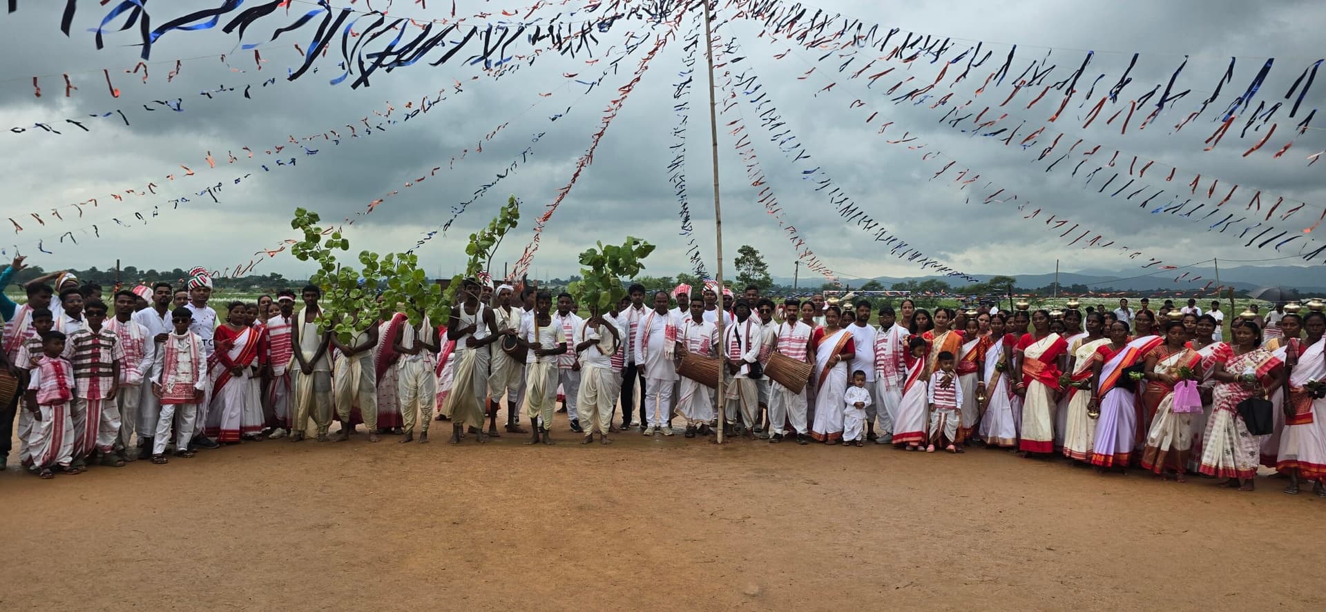 Chaibasa News : करम पर्व पर गांव-गांव में उमड़ा आस्था व उल्लास