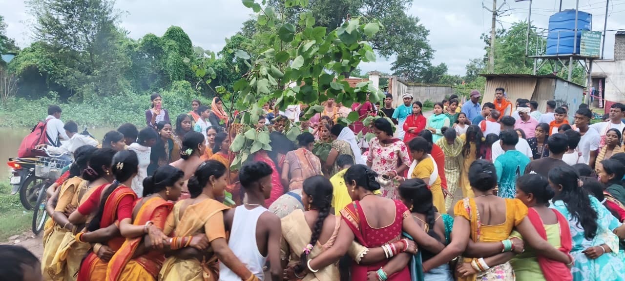 Chaibasa News : करम डाल को आंगन व अखाड़ा में स्थापित कर हुई पूजा, झूमे ग्रामीण