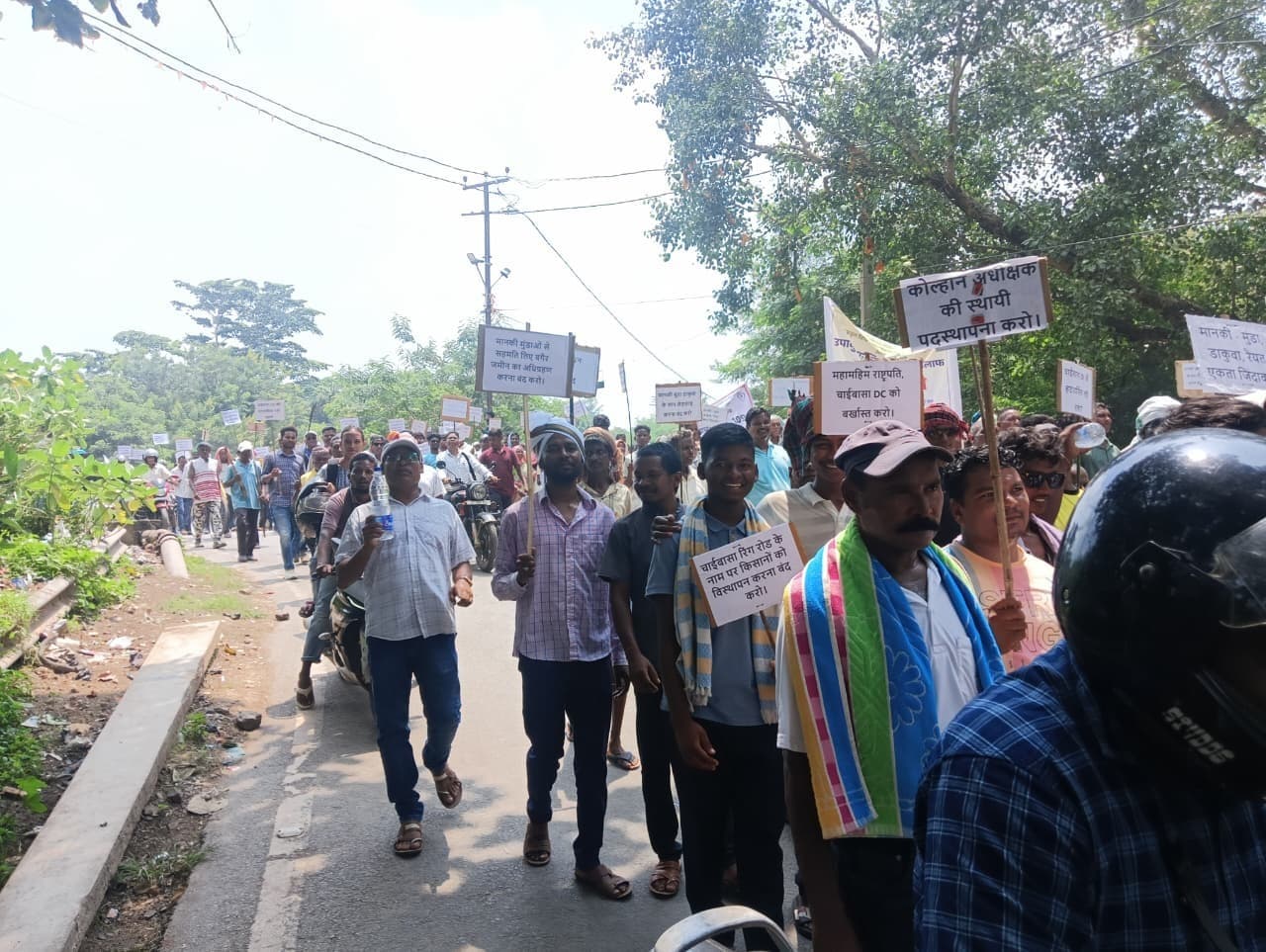 Chaibasa News : स्वशासन व्यवस्था को कमजोर कर रहे डीसी 48 घंटे में हटायें, वरना चक्का जाम करेंगे