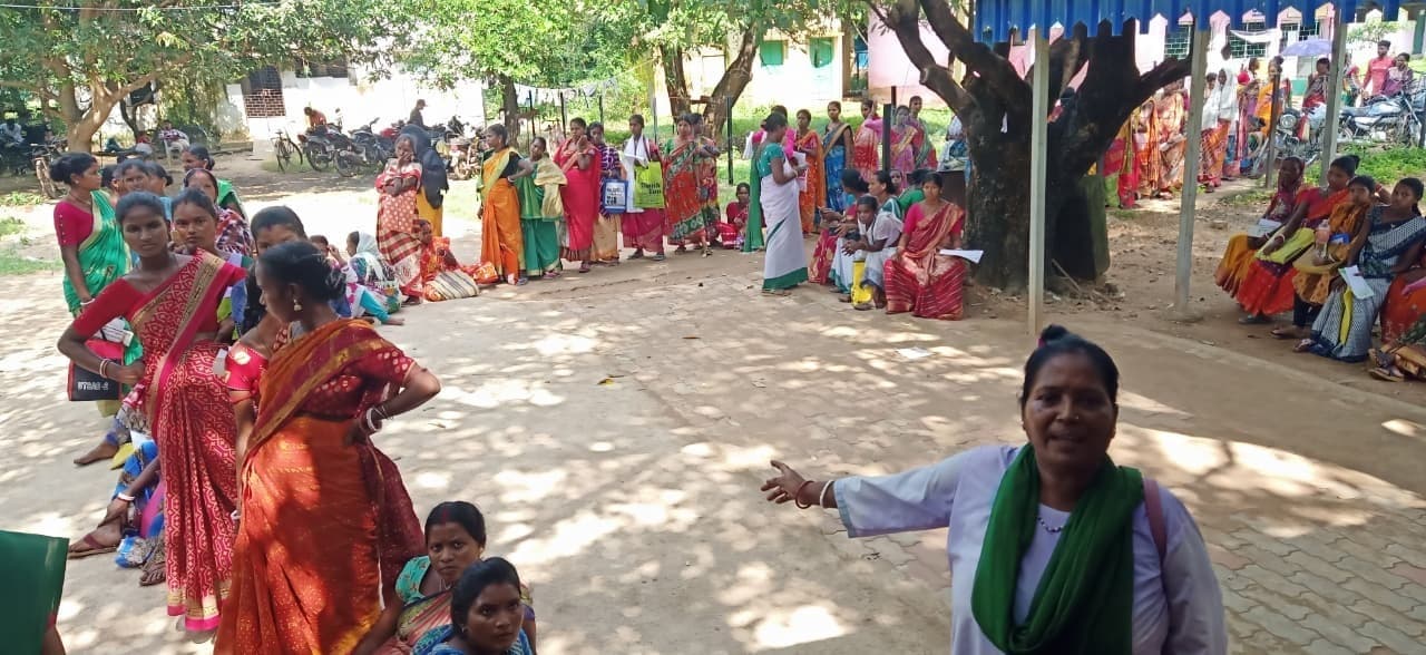East Singhbhum News : धूप में घंटों खड़ी रहीं 200 गर्भवती, एक बेहोश