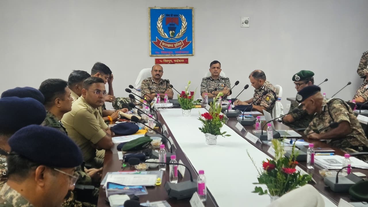 Chaibasa News : जिले से नक्सलियों के खात्मे को समन्वय बना काम करें : डीजी