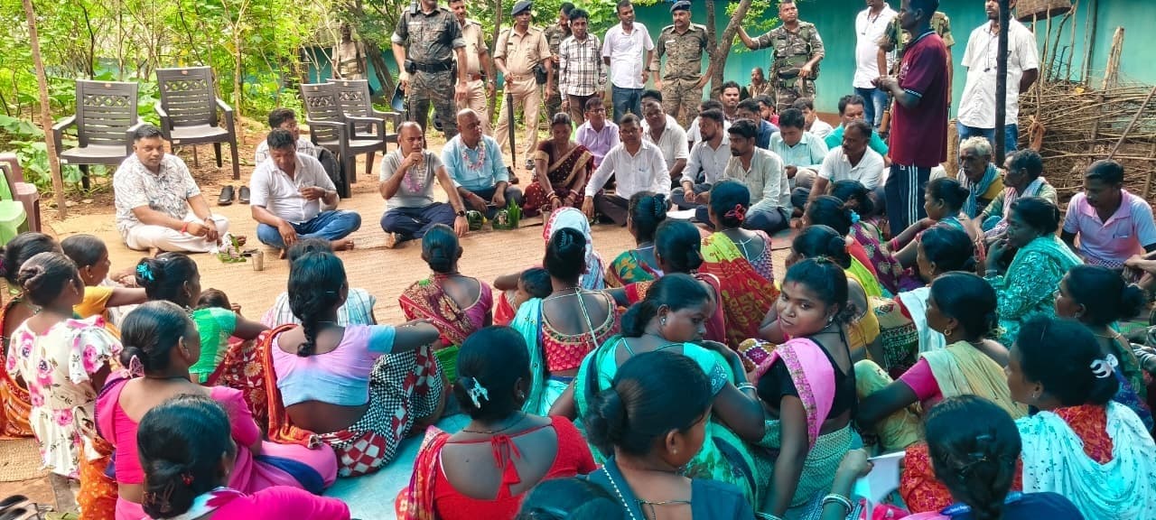 East Singhbhum News : कार्लाबेड़ा गांव को सड़क मार्ग से जल्द जोड़ा जायेगा : उपायुक्त