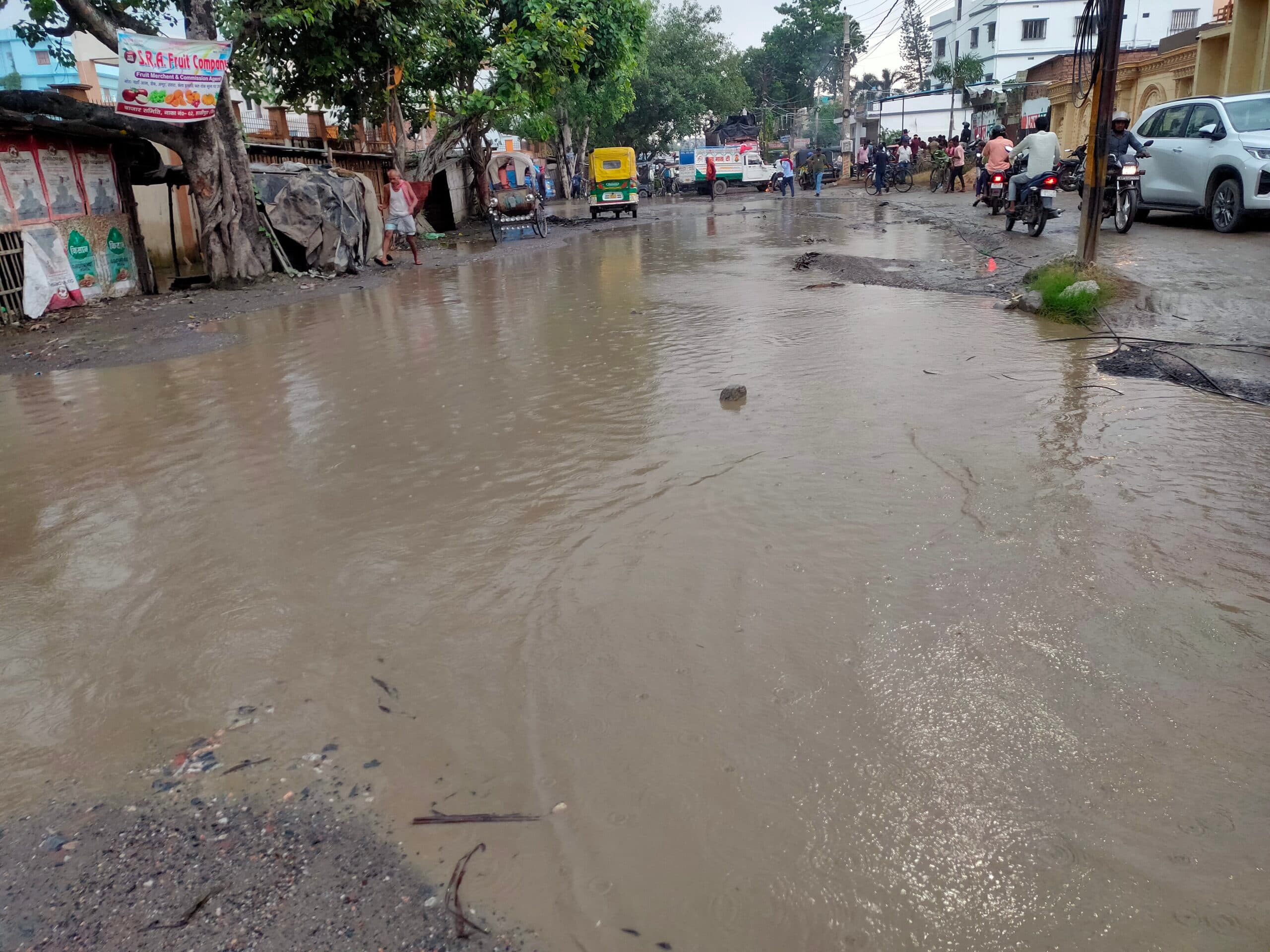 hajipur news. जर्जर सड़क व जलजमाव से आक्रोशित लोगों ने जाम की सड़क