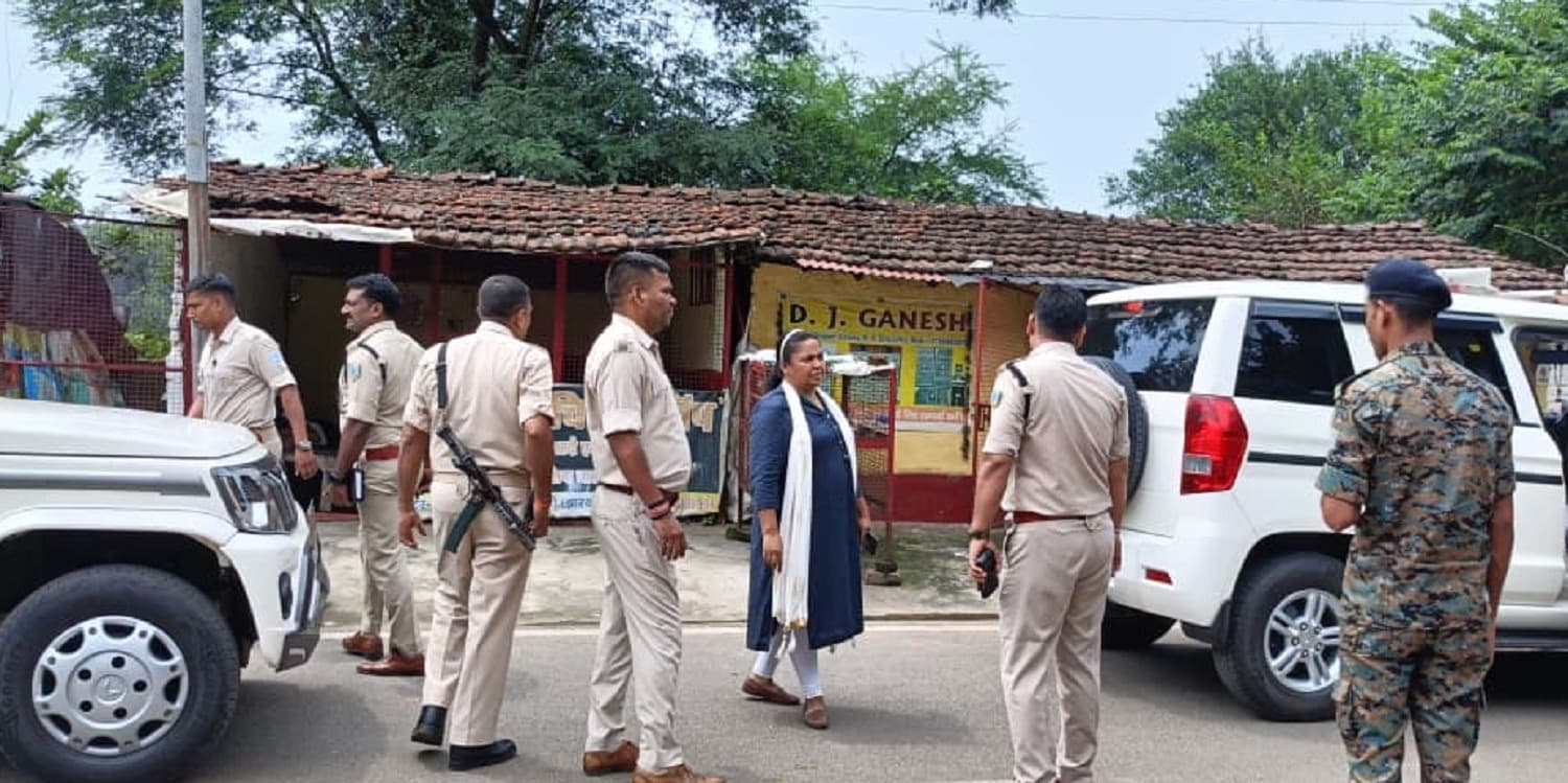 Bokaro News : एसआइटी ने ऑटो से बरामद किया खून लगा बनियान, जांच के लिए भेजा फोरेंसिक लैब Bokaro News : एसआइटी ने ऑटो से बरामद किया खून लगा बनियान, जांच के लिए भेजा फोरेंसिक लैब