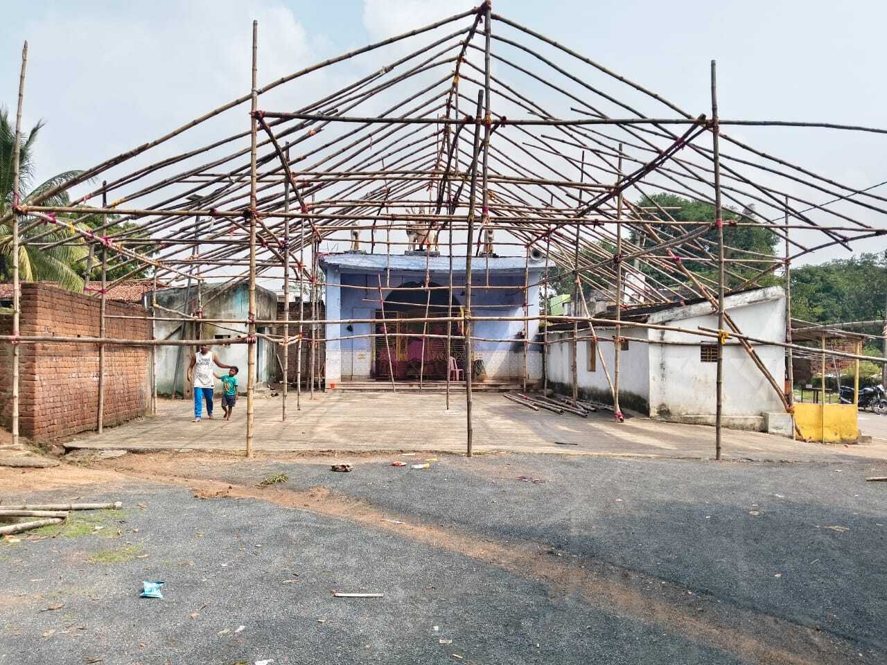 नारायणपुर में दुर्गापूजा को लेकर पंडाल निर्माण तेज