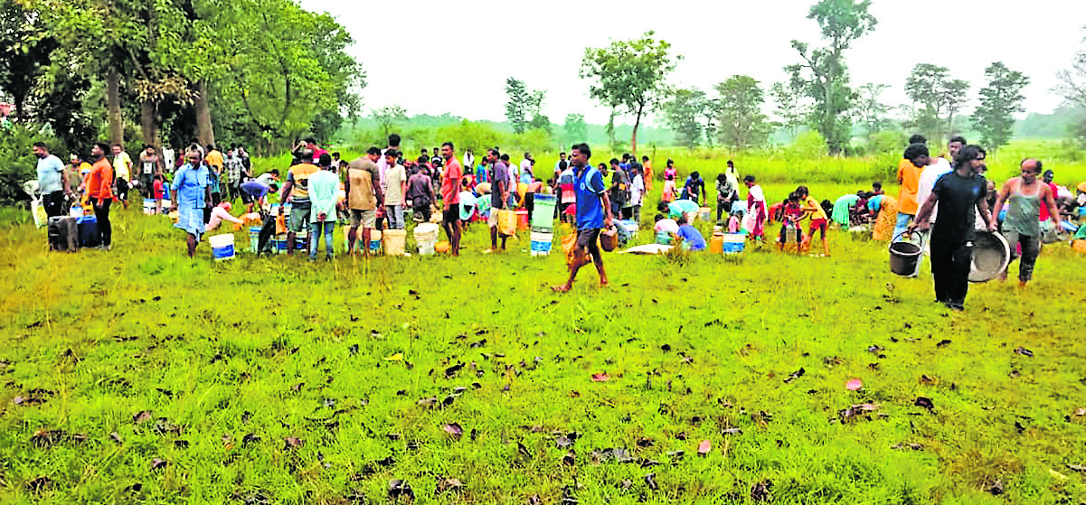 West Singhbhum News : हाटगम्हरिया में टैंकर पलटा, बर्तन व बाल्टी में डीजल ले गये ग्रामीण
