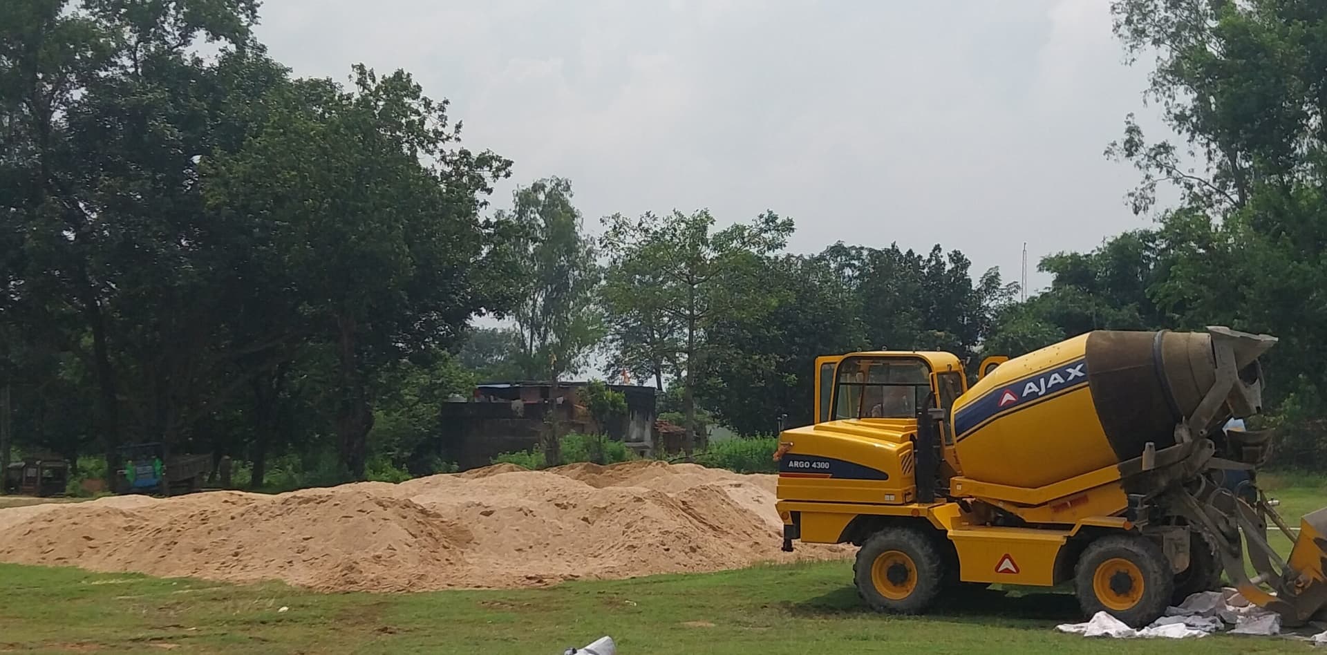 Giridih news: बालू लदे दो ट्रैक्टर को सीओ ने पकड़ा, थाने पहुंचने से पहले दोनों फरार, अंचर गार्डों पर भगाने के आरोप