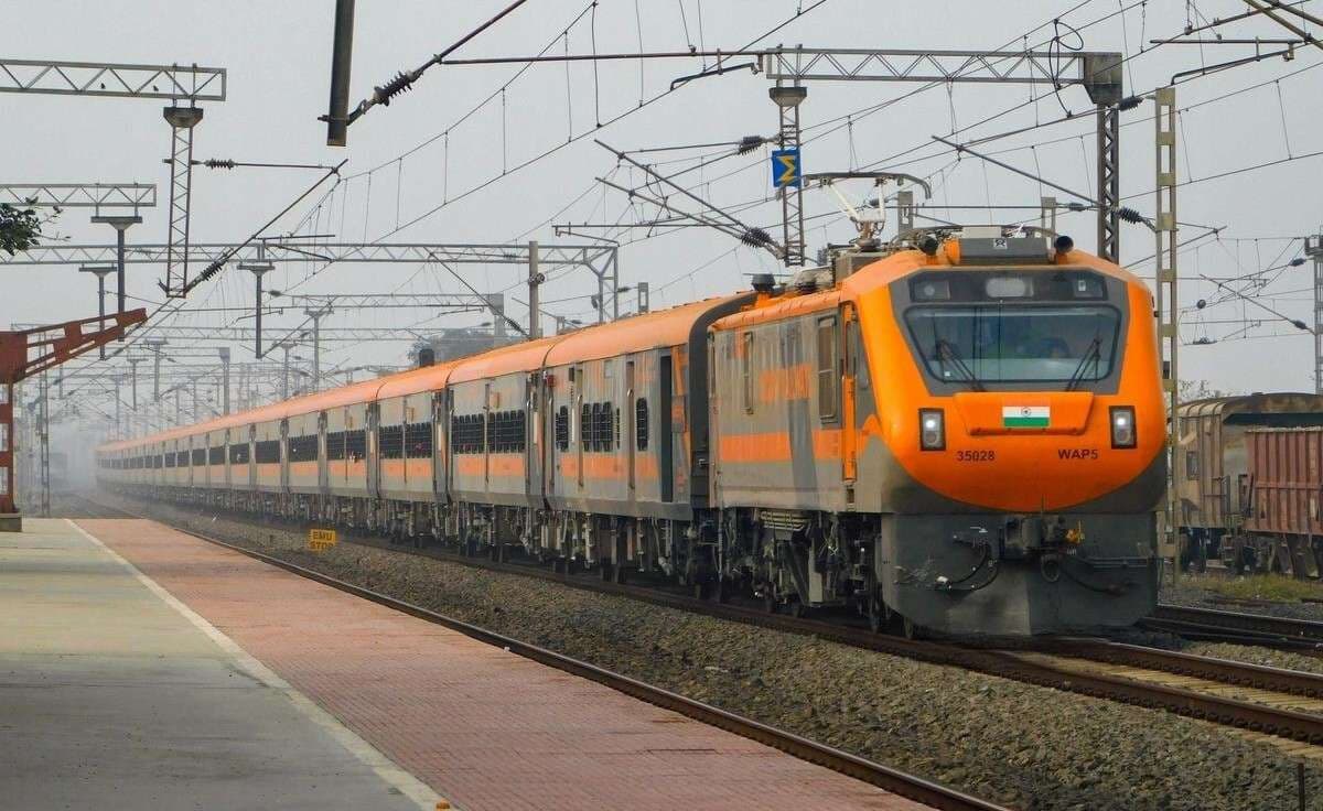 थावे होकर आज से आनंद बिहार तक चलेगी अमृत भारत एक्सप्रेस