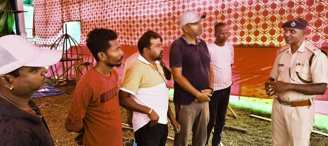 East Singhbhum News : ”पंडाल में फायर एक्सटिंग्विशर बालू और पानी की व्यवस्था जरूर रखें”