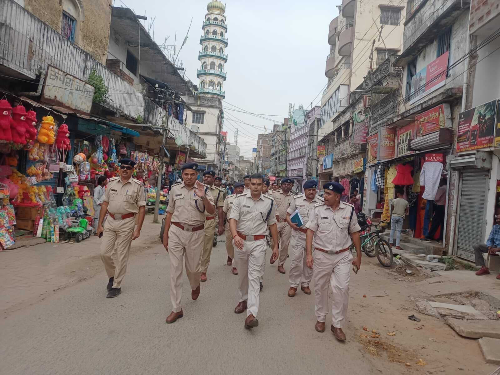 एसपी ने शहर के पूजा पंडालों का किया निरीक्षण