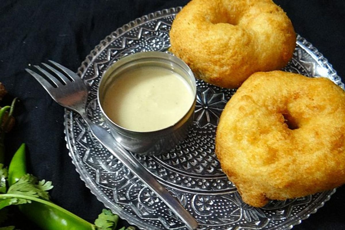 Medu Vada Recipe: घर पर बनाएं क्रिस्पी और सॉफ्ट मेदू वड़ा, स्वाद बिल्कुल साउथ इंडियन होटल जैसा