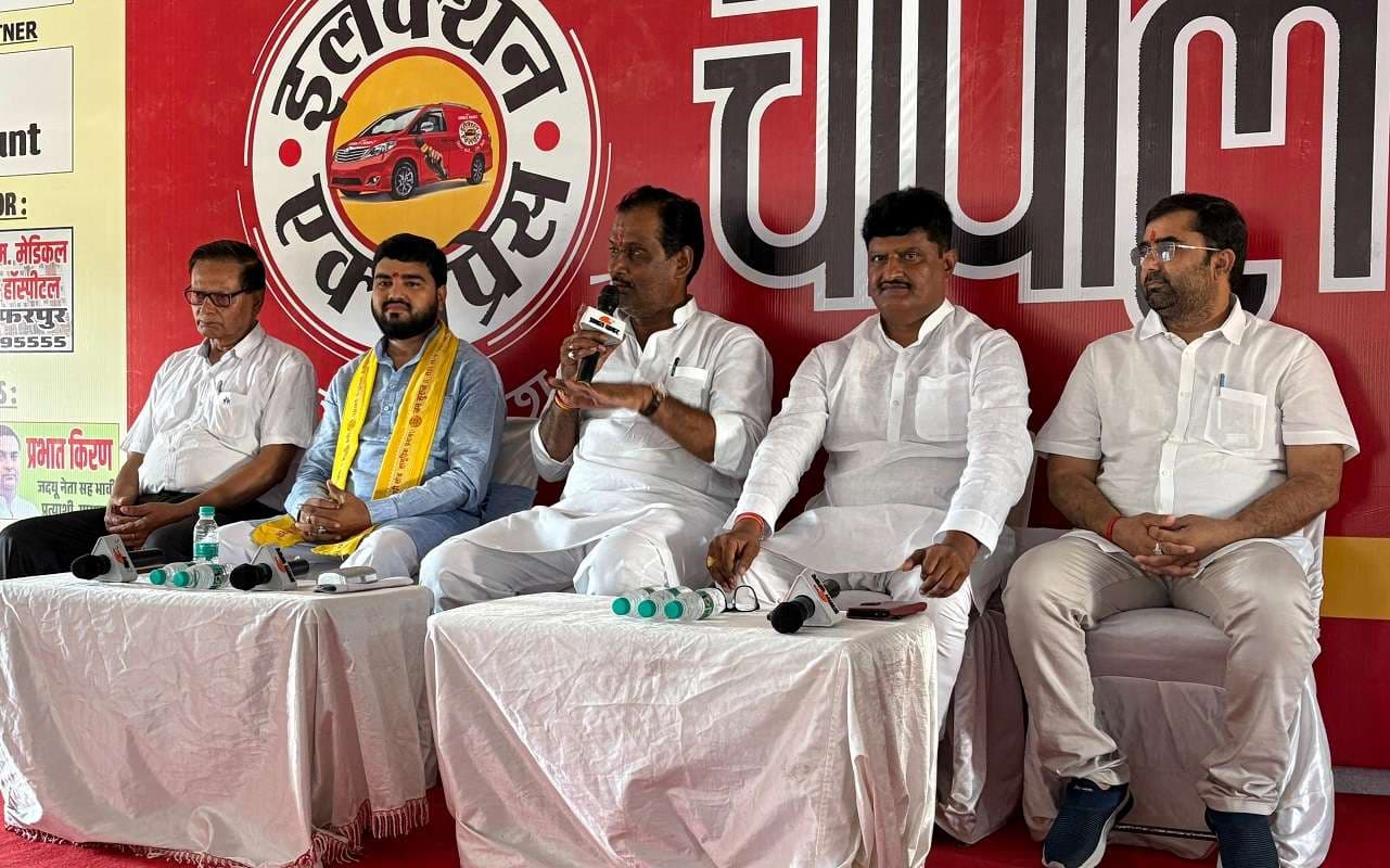 Bihar Election Express: मीनापुर के वोटरों में दिखा गुस्सा, चौपाल में हर सवाल पर भागते नजर आये नेता