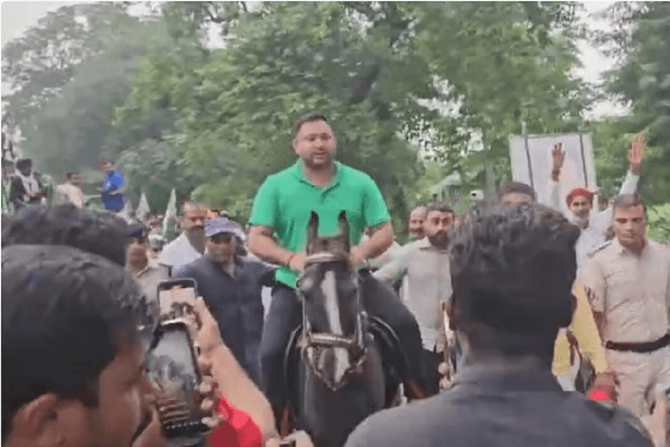 Bihar News: अनंत सिंह के "मोकामा" में घुड़सवार बने तेजस्वी यादव, छोटे सरकार को दिया बड़ा संदेश