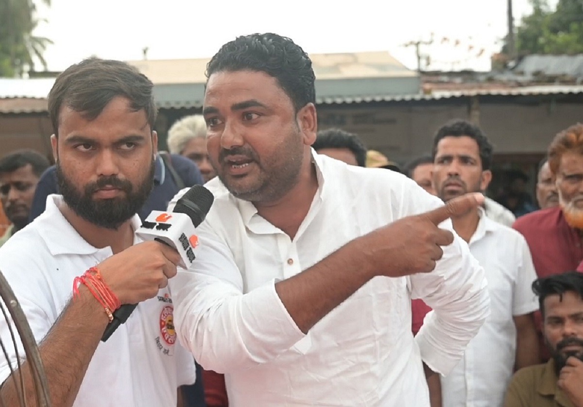 Election Express: ठाकुरगंज की चौपाल पर उलझे लालू और ओवैसी के समर्थक, जनता के तीखे सवालों से रूबरू हुए विधायक