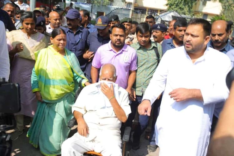 Bihar Election 2025: राघोपुर में तेजस्वी ने किया नामांकन, लालू-राबड़ी और मीसा भारती भी रहीं मौजूद