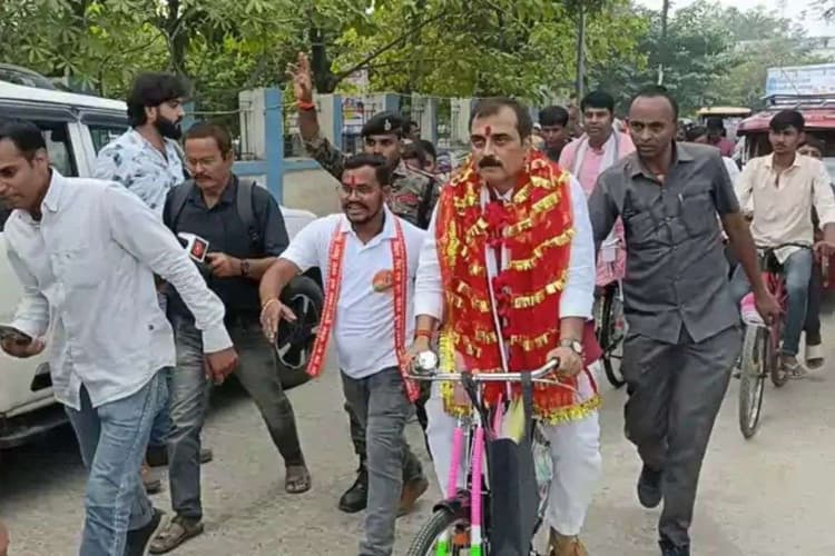 साइकिल पर सवार होकर नामांकन भरने पहुंचे CM नीतीश के मंत्री, लगातार दो बार जीत चुके हैं चुनाव