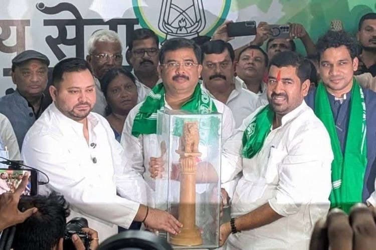 Bihar Election 2025: बिहार चुनाव से पहले JDU को बड़ा झटका, दो बार एमपी रहे संतोष कुशवाहा RJD में शामिल