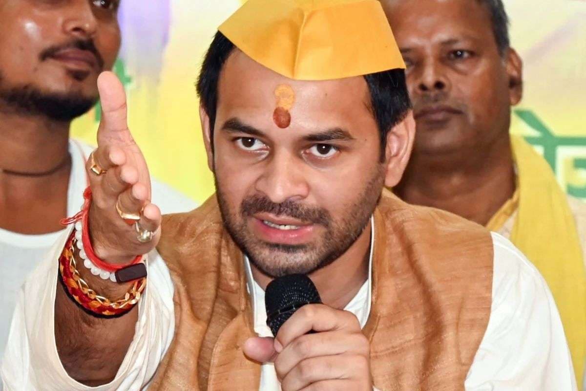 हेलिकॉप्टर से पहुंचे तेज प्रताप यादव जनाजे में, मिट्टी डालने के बाद तेजस्वी पर बोला हमला