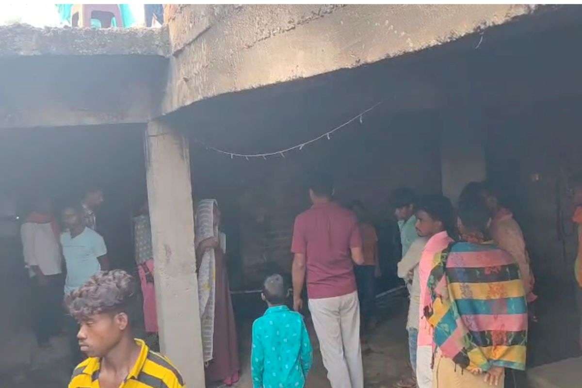 Bihar News: नवादा में आधी रात लगी भीषण आग, किरायेदार ने वेंटिलेटर तोड़ बचाई 12 लोगों की जान