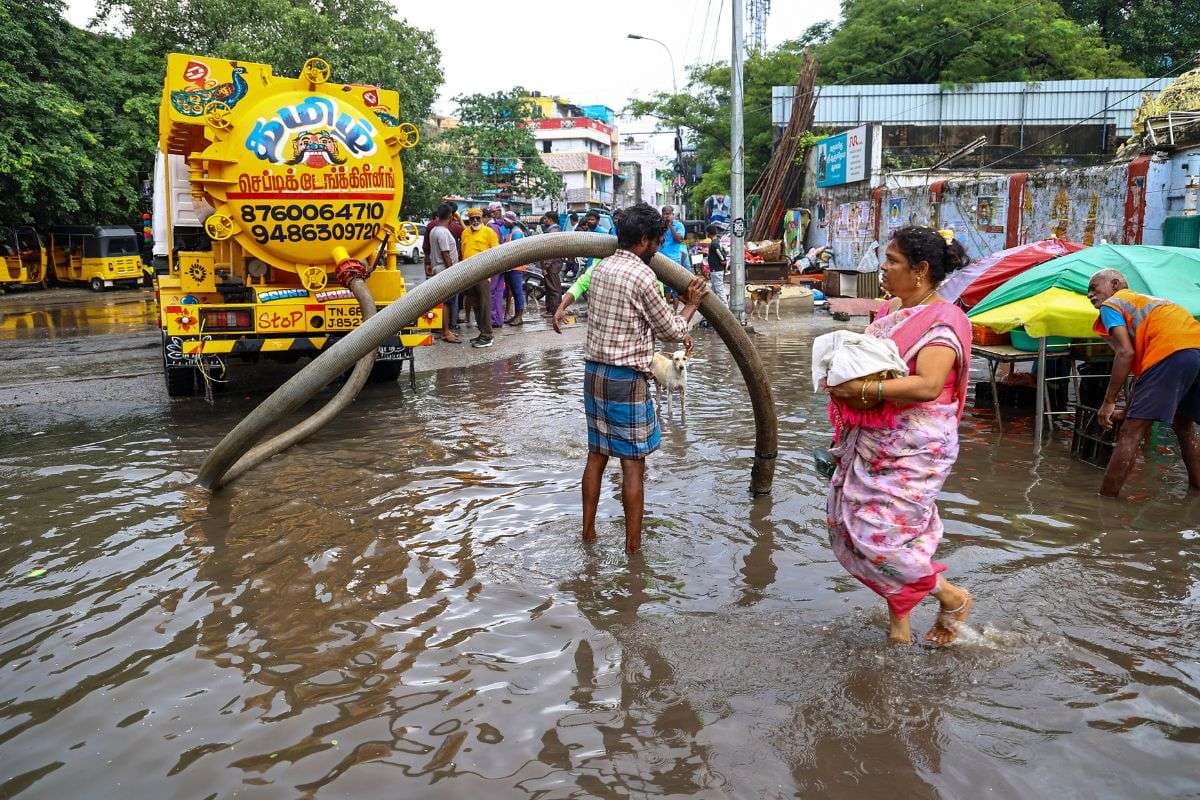 Heavy Rain Warning: तमिलनाडु में बारिश का कहर, रेड अलर्ट जारी, पुडुचेरी और कराईकल में स्कूल-कॉलेज बंद